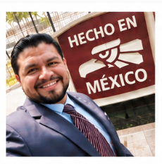 Fotografía original de Eduardo frente al letrero Hecho en México